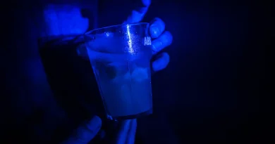 Influenceurs : soirées open bar et cadeaux, un chemin vers l'alcoolisme