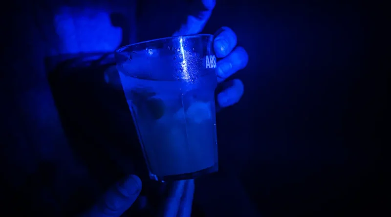 Influenceurs : soirées open bar et cadeaux, un chemin vers l'alcoolisme