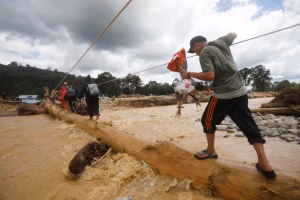 Inondations en Indonésie : des flots de boue détruisent ponts et maisons, isolent des routes