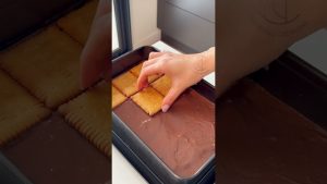 Intègre des petits beurres pour un gâteau fondant !