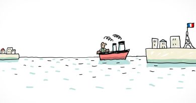 Un bateau transportant un personnage avec des valises traverse une mer de la gauche vers la droite. À gauche son pays d'origine qu'il quitte. À droite la France, où il va bientôt accoster, que l'on reconnait car il y a la Tour Eiffel.