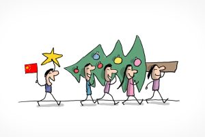 Des Chinois installant un sapin de Noël.