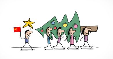 Des Chinois installant un sapin de Noël.