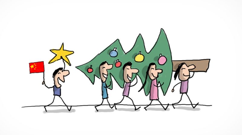 Des Chinois installant un sapin de Noël.