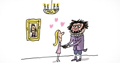 Une belle jeune femme et un monstre poilu se tiennent amoureusement par la main. On voit un tableau avec un jeune homme noble derrière eux.