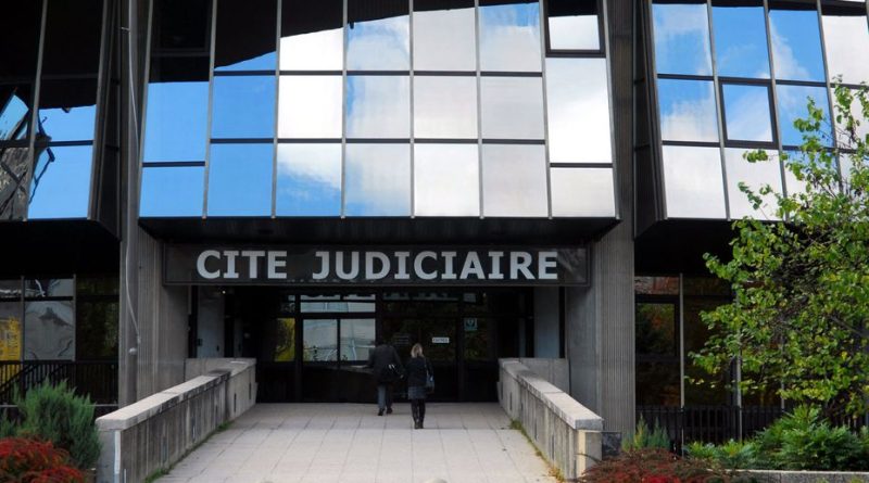 "J'ai une addiction au voyeurisme" : l'employé qui filmait des nageurs dans les vestiaires condamné à huit mois de prison avec sursis