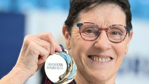 "Je suis fière pour moi, et pour mon club" : Marie-Pierre de Joué-lès-Tours, 70 ans, championne d'Europe de natation - ICI