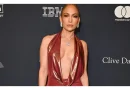 Jennifer Lopez enflamme Instagram dans une robe rouge moulante qui met en valeur ses courbes