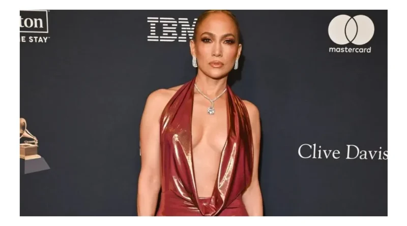 Jennifer Lopez enflamme Instagram dans une robe rouge moulante qui met en valeur ses courbes