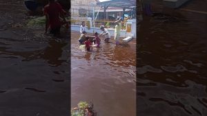 Joie des enfants dans les zones touchées par les inondations