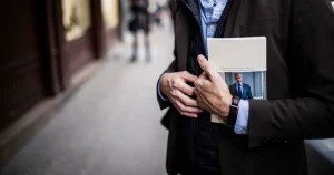 «Journal d’un prisonnier» : bobards et arrangements de Nicolas Sarkozy sur sa cellule