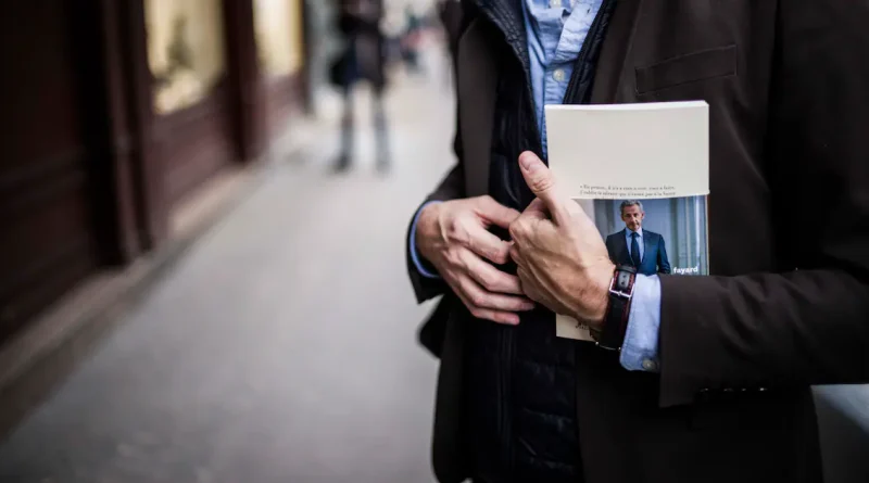 «Journal d’un prisonnier» : bobards et arrangements de Nicolas Sarkozy sur sa cellule