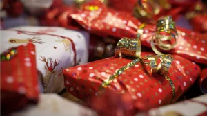 Jumelles, Botox et excréments : quand les cadeaux de Noël tournent au désastre