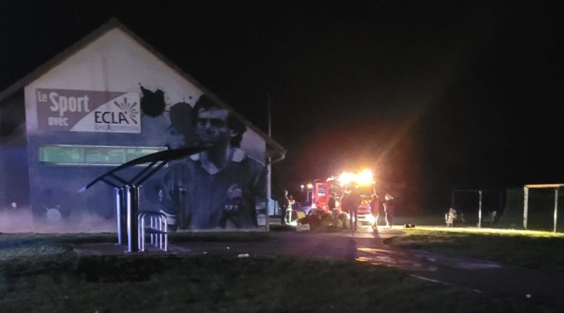 Jura : Incendie ravage la toiture des vestiaires pendant l'entraînement des footballeurs de Montmorot