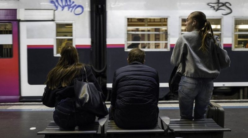 "Jusqu’à 45 minutes entre deux trains et des trains plus courts, ces fréquences sont incompréhensibles" : les horaires du RER C modifiés jusqu’au 1er janvier 2026