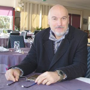 L’élu dénonce la dilapidation des fonds publics…