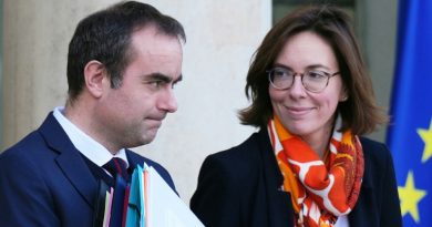 La loi spéciale en Conseil des ministres, Macron veut un budget "au plus vite en janvier"