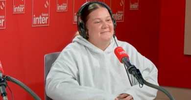 Lalou BRT, humoriste et créatrice de contenu, évoque son rapport à l'image et à l'autocritique