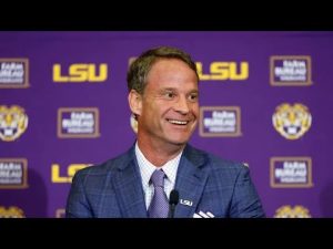 Lane Kiffin hué par les fans d'Ole Miss à l'aéroport après LSU