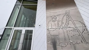 L'entrée du Centre culturel avec une œuvre d'art sur la façade.