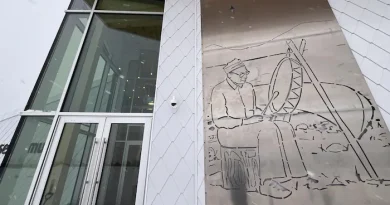 L'entrée du Centre culturel avec une œuvre d'art sur la façade.