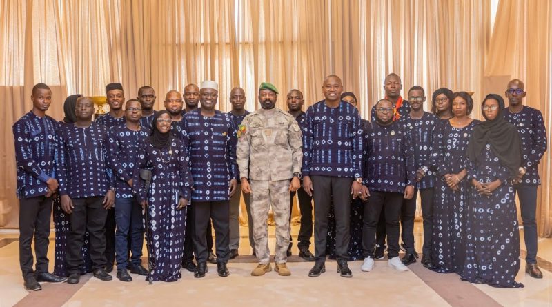 Le Général Assimi accueille une délégation du CNJ du Mali