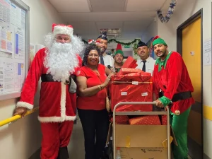 Le Père Noël accompagné de ses lutins policiers.