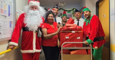 Le Père Noël accompagné de ses lutins policiers.