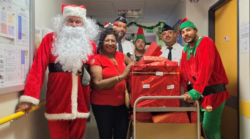 Le Père Noël accompagné de ses lutins policiers.