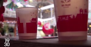 Le marché Bô Noël rembourse dès à présent les consignes des verres à tout le monde | RTS