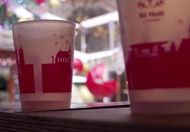 Le marché Bô Noël rembourse dès à présent les consignes des verres à tout le monde | RTS