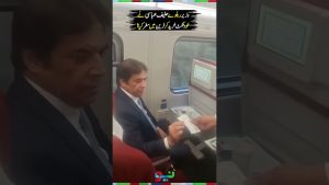 Le ministre des Chemins de fer Hanif Abbasi prend le train