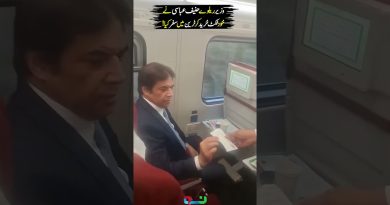 Le ministre des Chemins de fer Hanif Abbasi prend le train