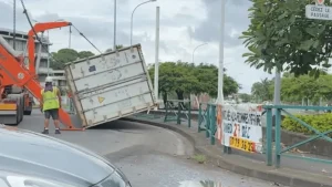 Le pire évité après la chute d'un conteneur de 40 pieds à Aorai Tini Hau