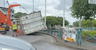 Le pire évité après la chute d'un conteneur de 40 pieds à Aorai Tini Hau