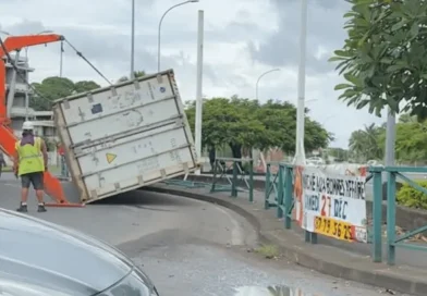 Le pire évité après la chute d'un conteneur de 40 pieds à Aorai Tini Hau
