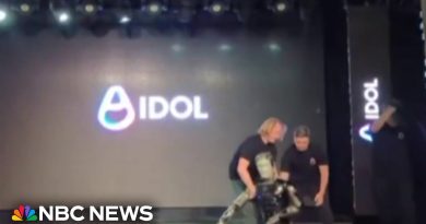 Le premier robot humanoïde russe s'effondre sur scène