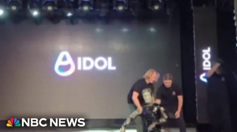 Le premier robot humanoïde russe s'effondre sur scène