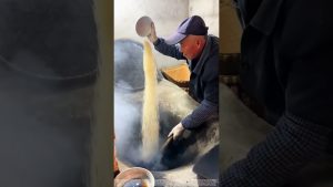 Le processus traditionnel de friture du riz à haute température