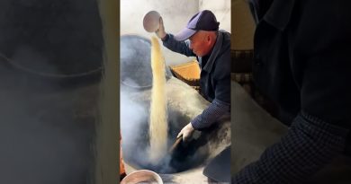 Le processus traditionnel de friture du riz à haute température