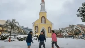 Le réveillon de Noël à Tahiti sous la neige...artificielle : merci l'IA !
