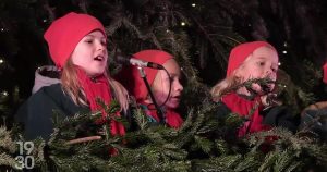 Le sapin de Noël chantant, une attraction populaire en ville de Zurich | RTS
