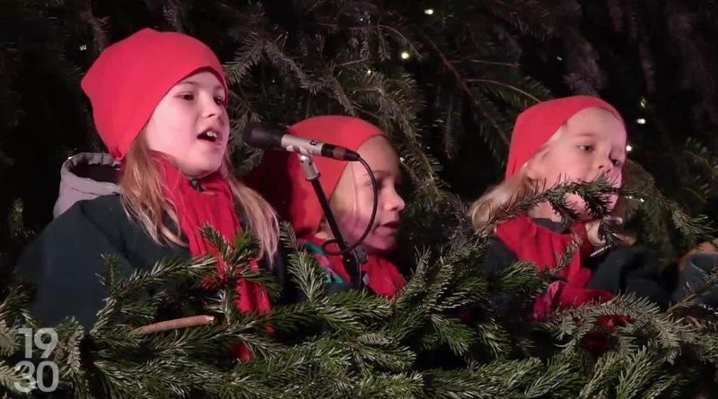 Le sapin de Noël chantant, une attraction populaire en ville de Zurich | RTS
