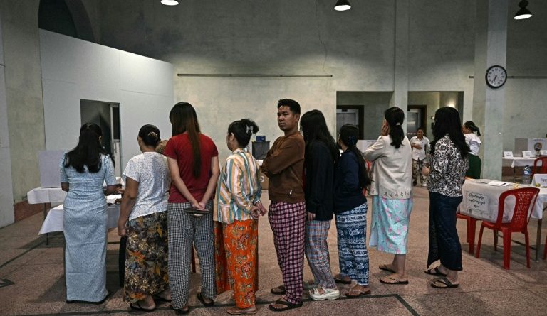 Les Birmans ont voté pour des élections contestées