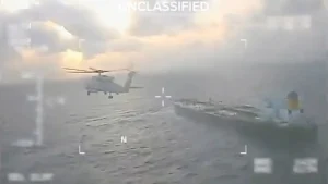 Les États-Unis poursuivent un pétrolier en route vers le Venezuela.