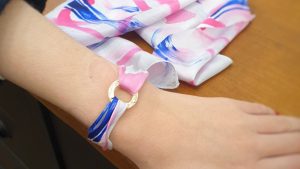 Les bijoux en soie d’une créatrice lyonnaise se retrouvent dans la boutique de l’Assemblée nationale