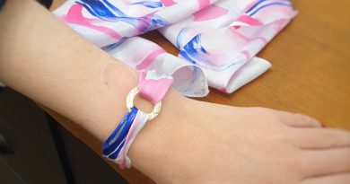 Les bijoux en soie d’une créatrice lyonnaise se retrouvent dans la boutique de l’Assemblée nationale