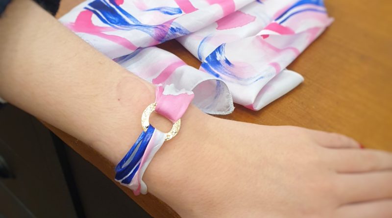 Les bijoux en soie d’une créatrice lyonnaise se retrouvent dans la boutique de l’Assemblée nationale