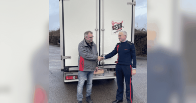 Les douanes offrent aux Restos du Cœur plusieurs milliers de vêtements neufs, saisis dans une affaire de stupéfiants