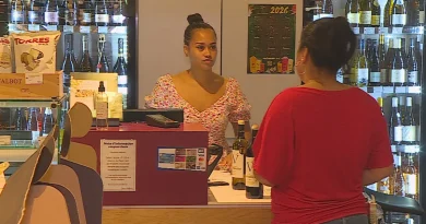 Les extras de Noël : ces indispensables jeunes qui travaillent pendant les fêtes